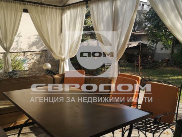 Градска къща с голям двор - 0