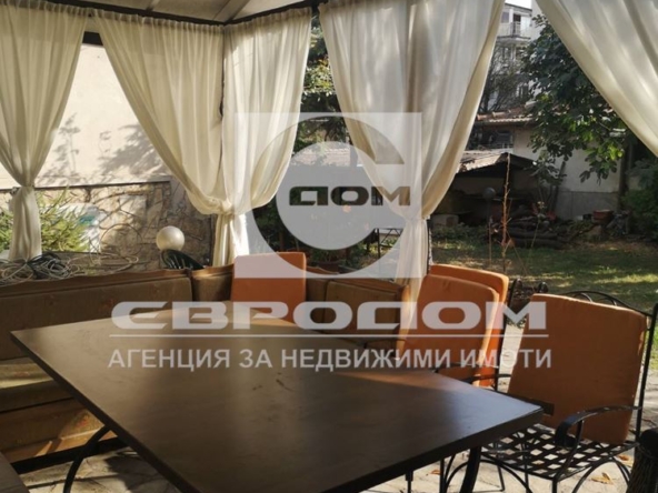 Градска къща с голям двор - 0