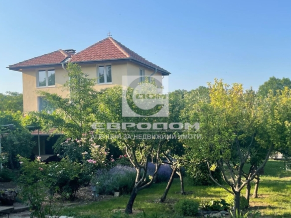 Монолитна къща с артистичен интериор и голям двор в с. Яворово - 0