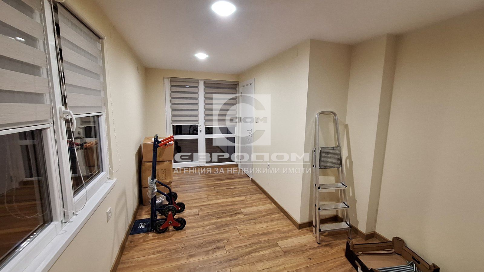 Светъл тристаен дом в сърцето на града – до Телевизионния сервиз - 0