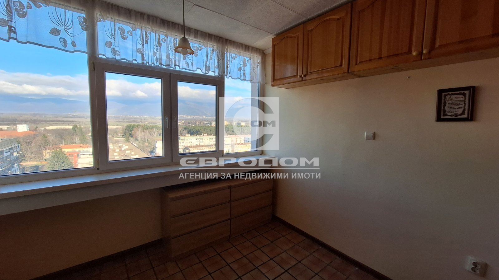 🏢 Просторен апартамент с панорамна гледка – кв. „ Васил Левски “, град Казанлък - 0