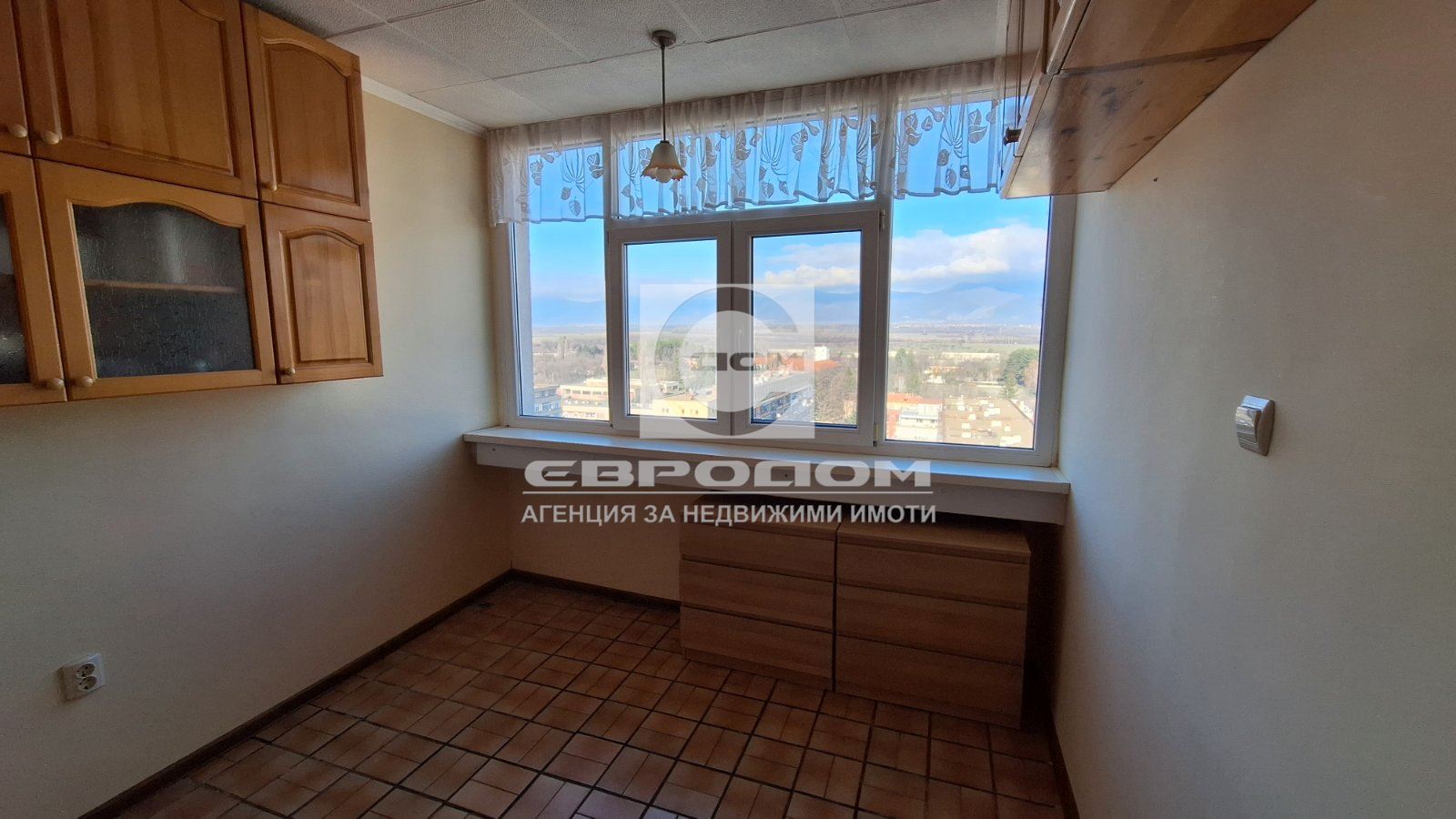 🏢 Просторен апартамент с панорамна гледка – кв. „ Васил Левски “, град Казанлък - 0