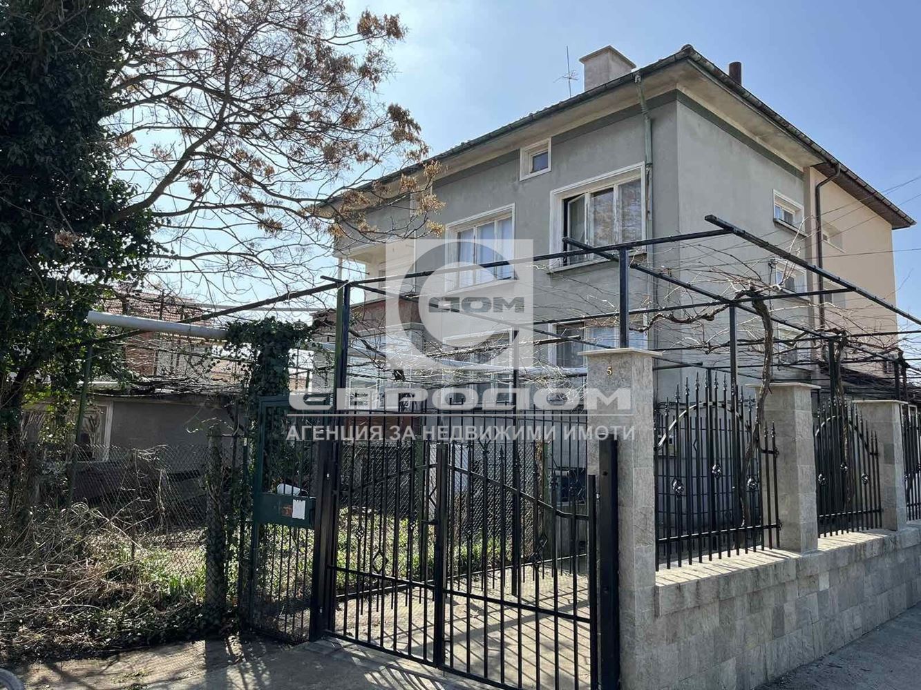 Продавам триетажна къща в кв. Кольо Ганчев-0 Продавам триетажна къща в кв. Кольо Ганчев - 0