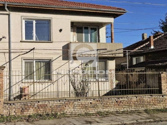 В продажба двуетажна къща в кв.Зора - 0