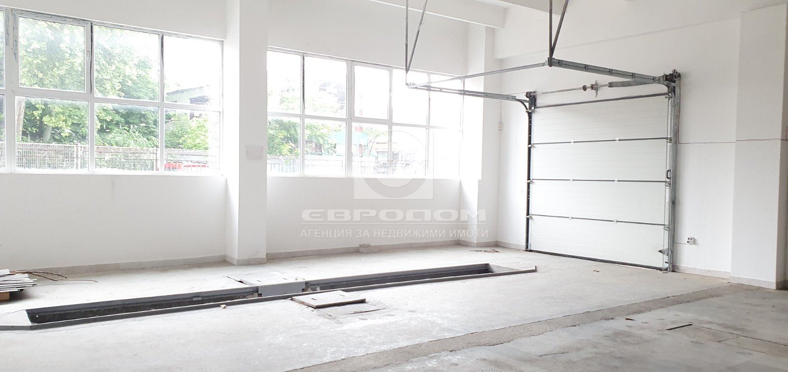 Склад с прозорци и портал за директен достъп - 0