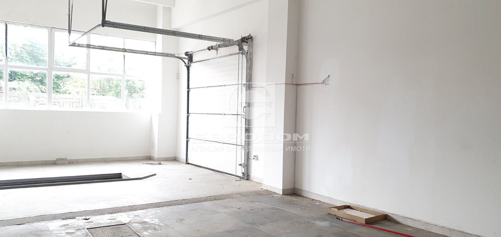 Склад с прозорци и портал за директен достъп - 0