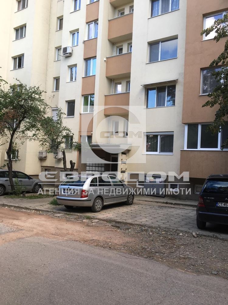 Продавам тристаен в района на математическа гимназия-0 Продавам тристаен в района на математическа гимназия - 0