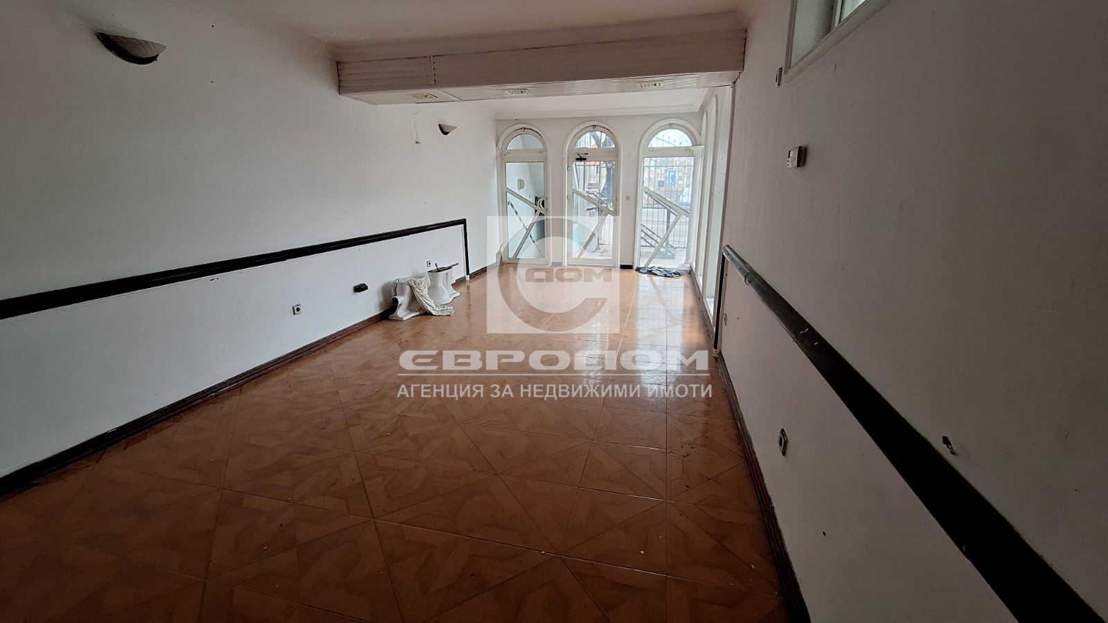 Под наем заведение с топла кухня и тераса на Аязмото - 0