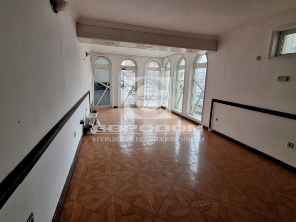 Под наем заведение с топла кухня и тераса на Аязмото - 0