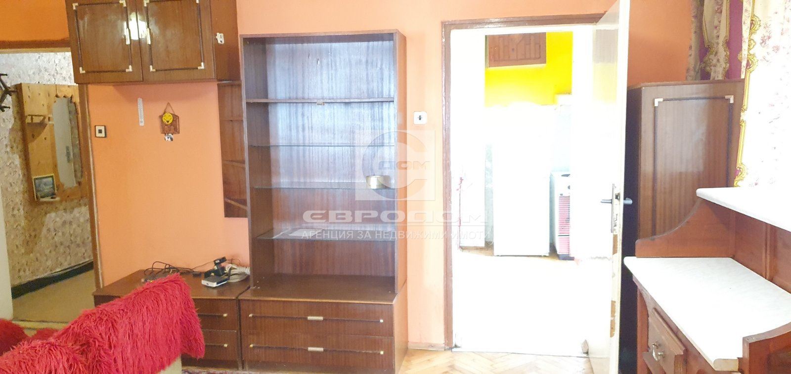 Три с кухня в тухлен блок, Крайречен - 0