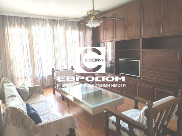 Тристаен до Мол Галерия - 0