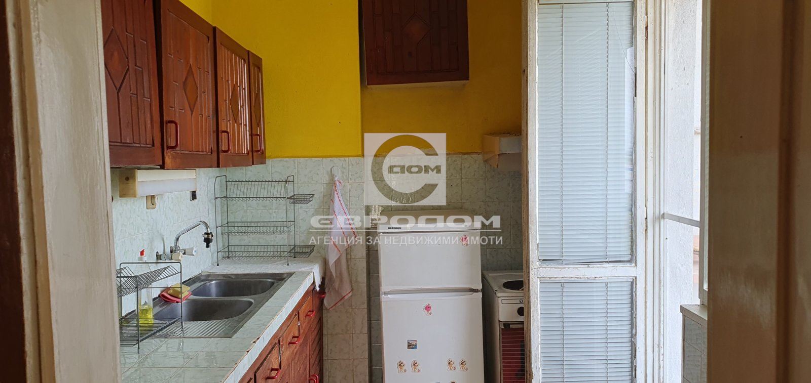 Три с кухня в тухлен блок, Крайречен - 0