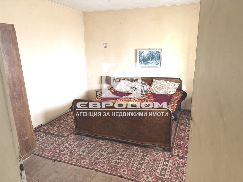 Продава се стабилна къща с голям двор в с. Горно Ботево - 0