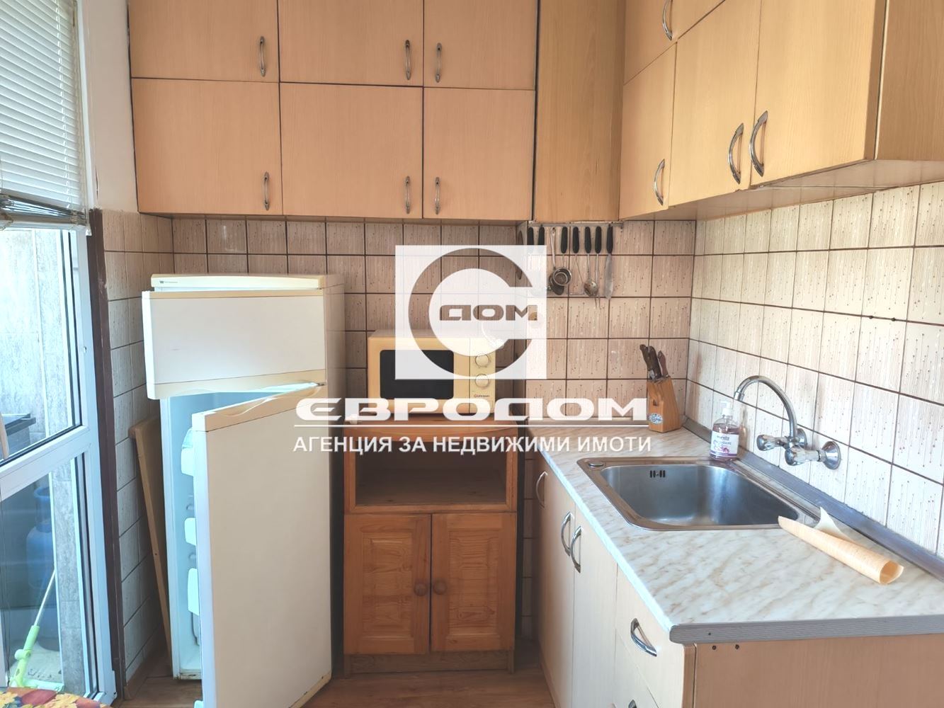 Тристаен до Мол Галерия - 0