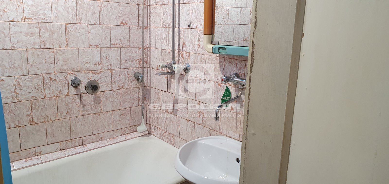 Три с кухня в тухлен блок, Крайречен - 0