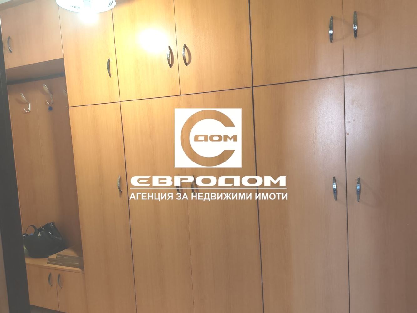 Тристаен до Мол Галерия - 0