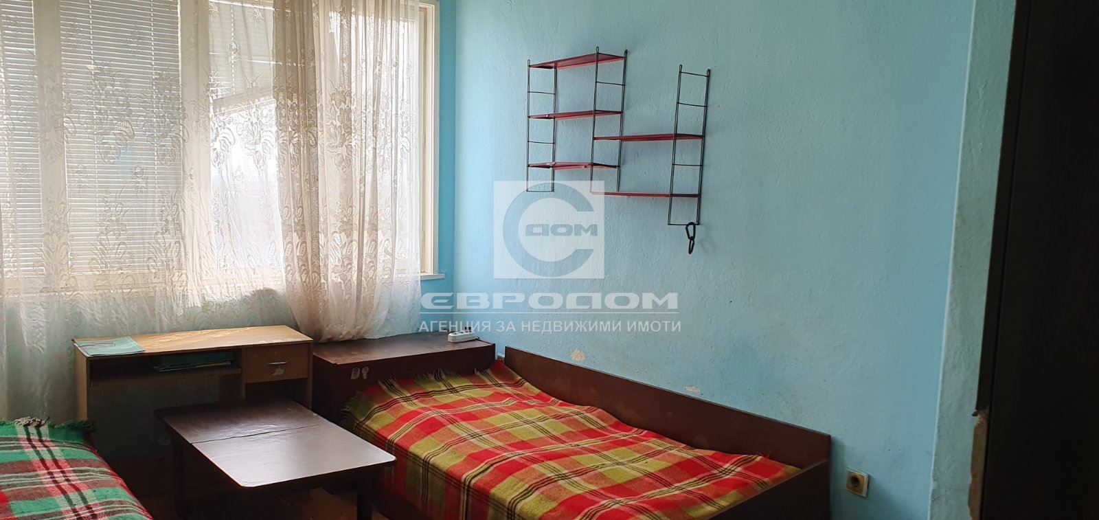 Три с кухня в тухлен блок, Крайречен - 0