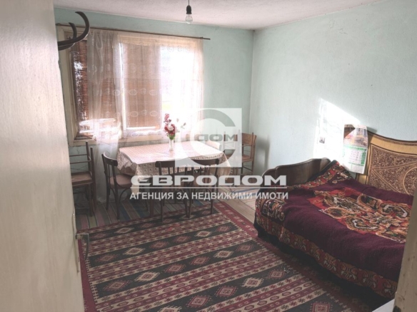 Продава се стабилна къща с голям двор в с. Горно Ботево - 0