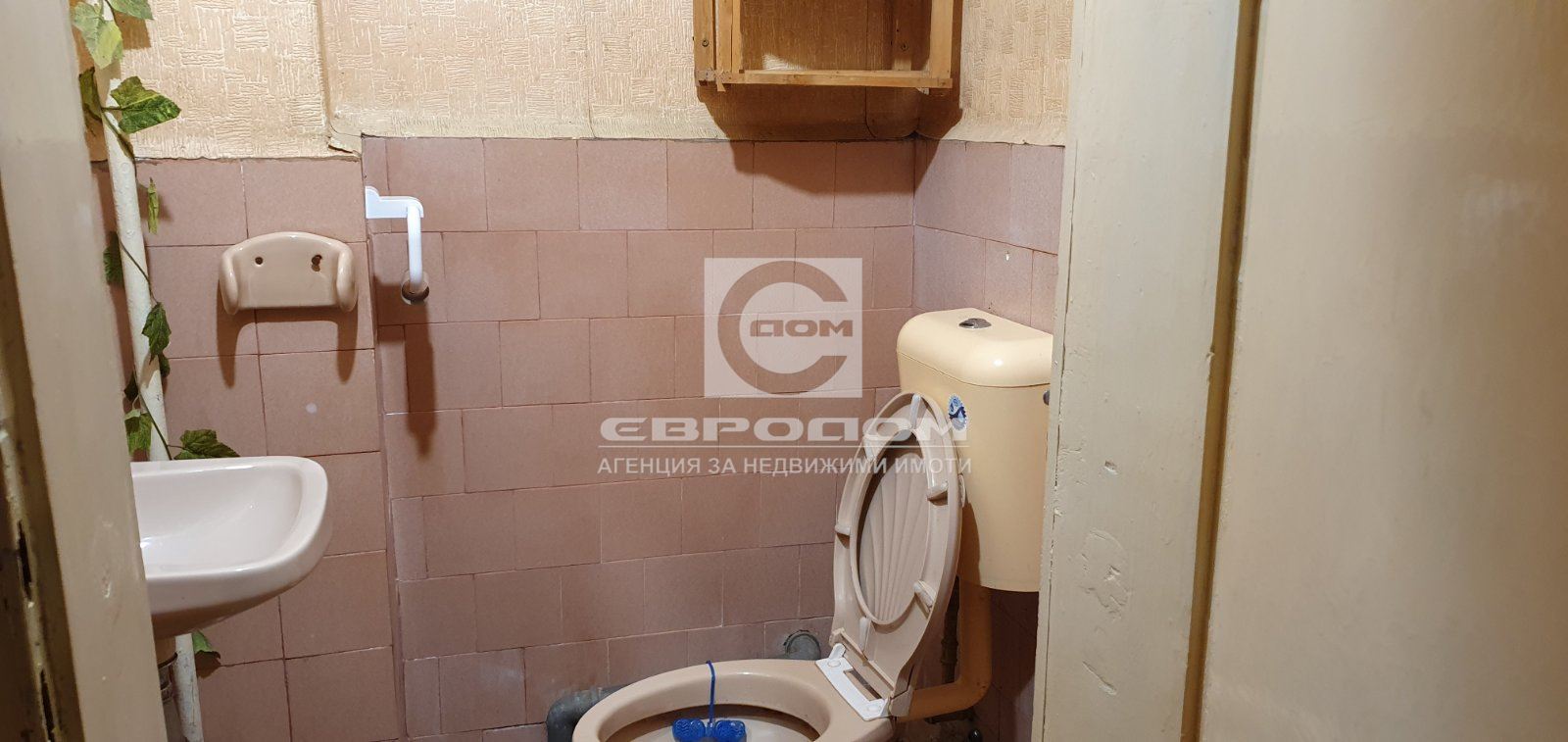 Три с кухня в тухлен блок, Крайречен - 0