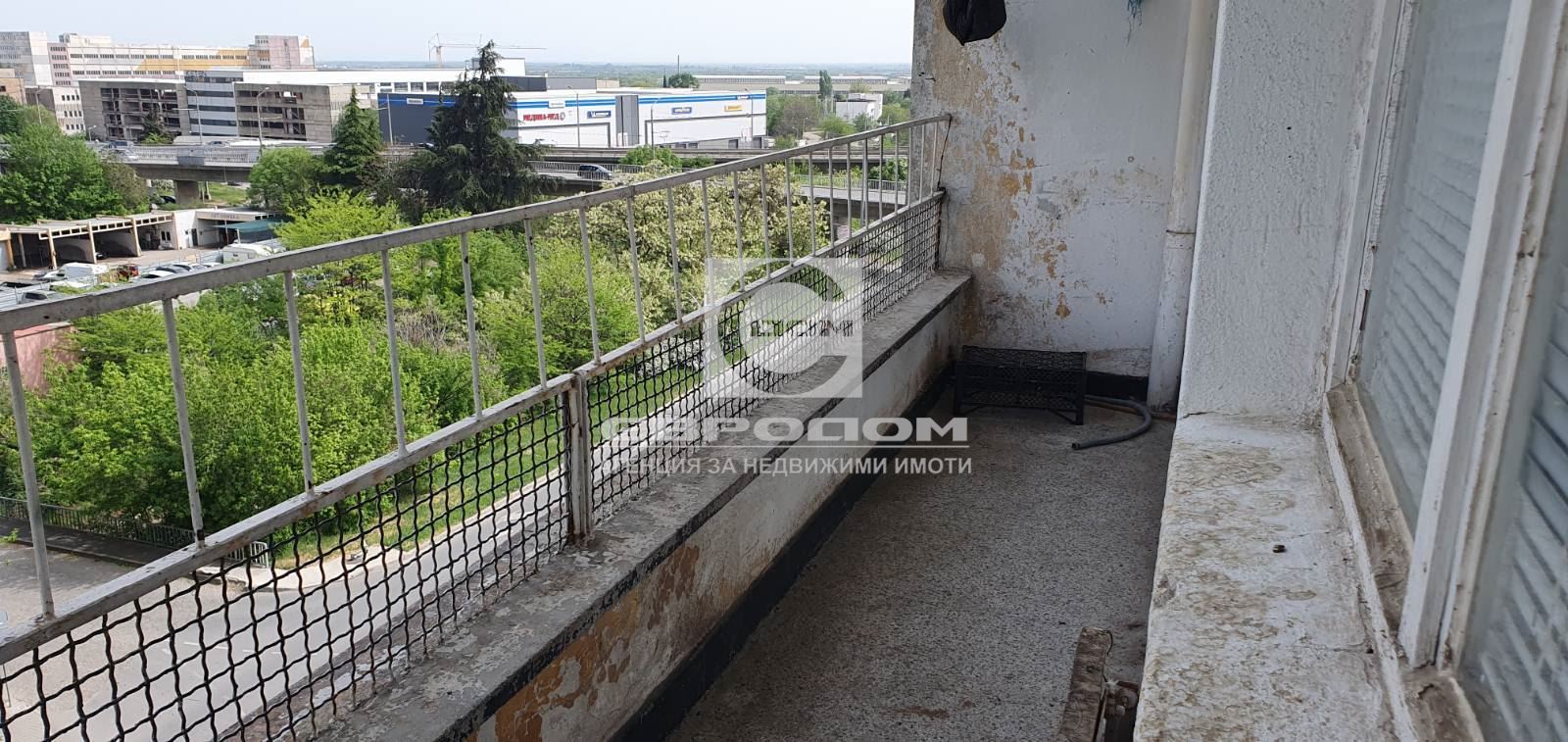 Три с кухня в тухлен блок, Крайречен - 0