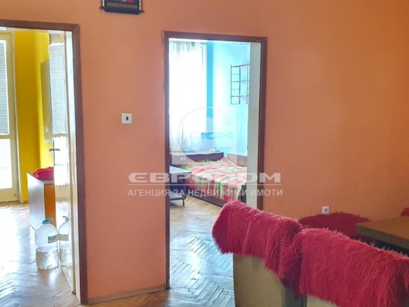 Три с кухня в тухлен блок, Крайречен - 0