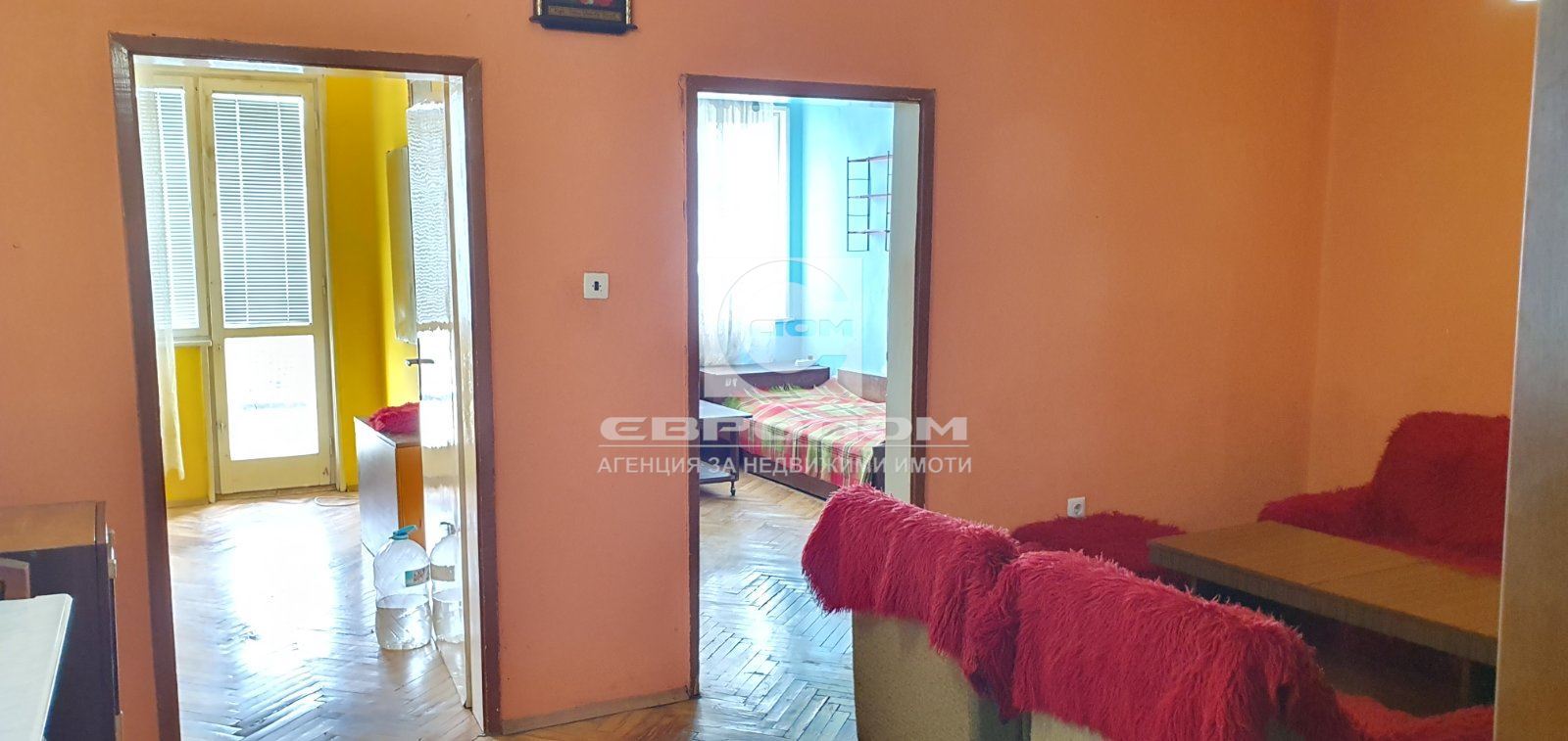 Три с кухня в тухлен блок, Крайречен - 0