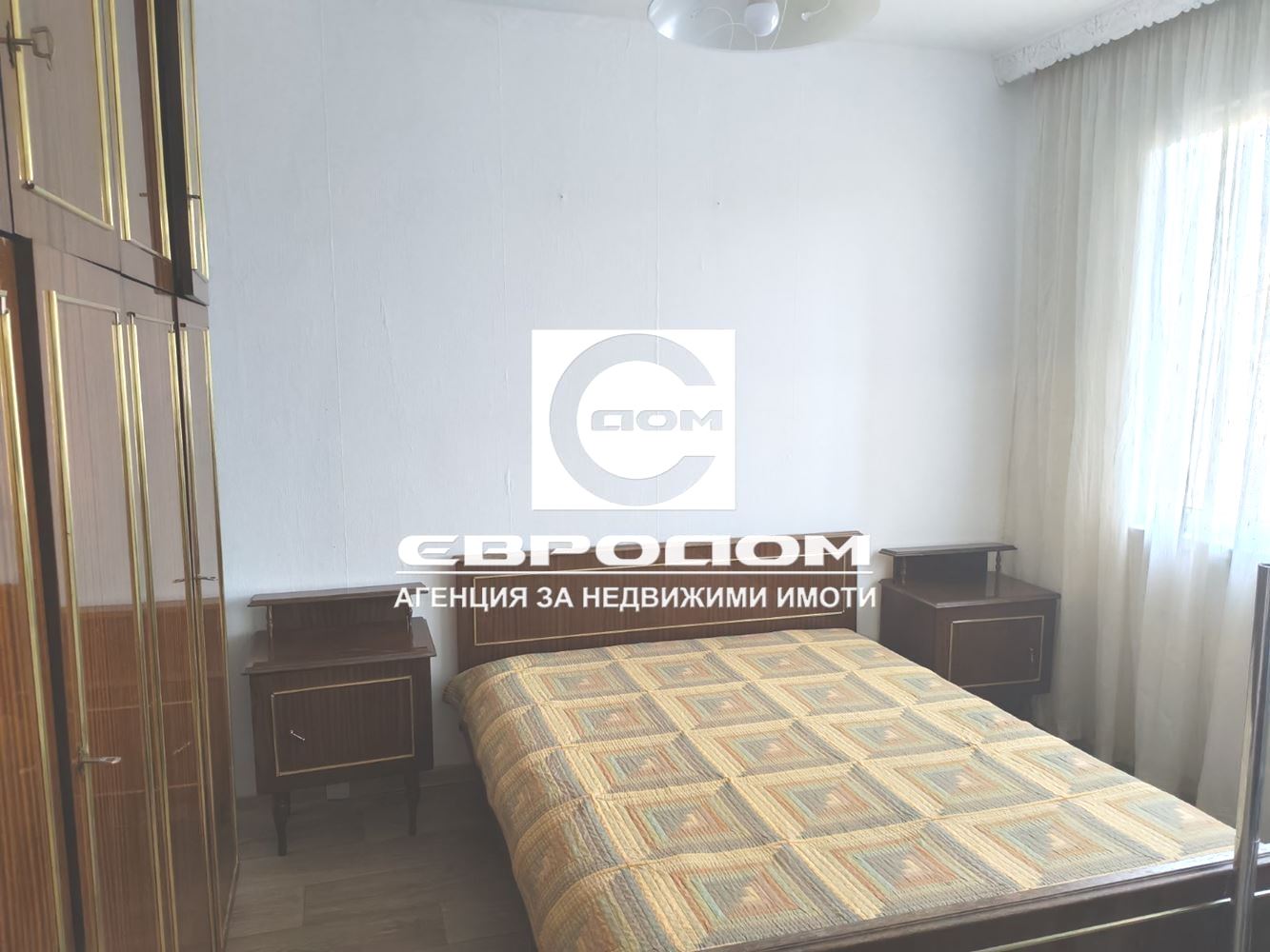 Тристаен до Мол Галерия - 0