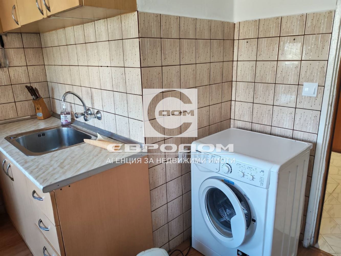 Тристаен до Мол Галерия - 0