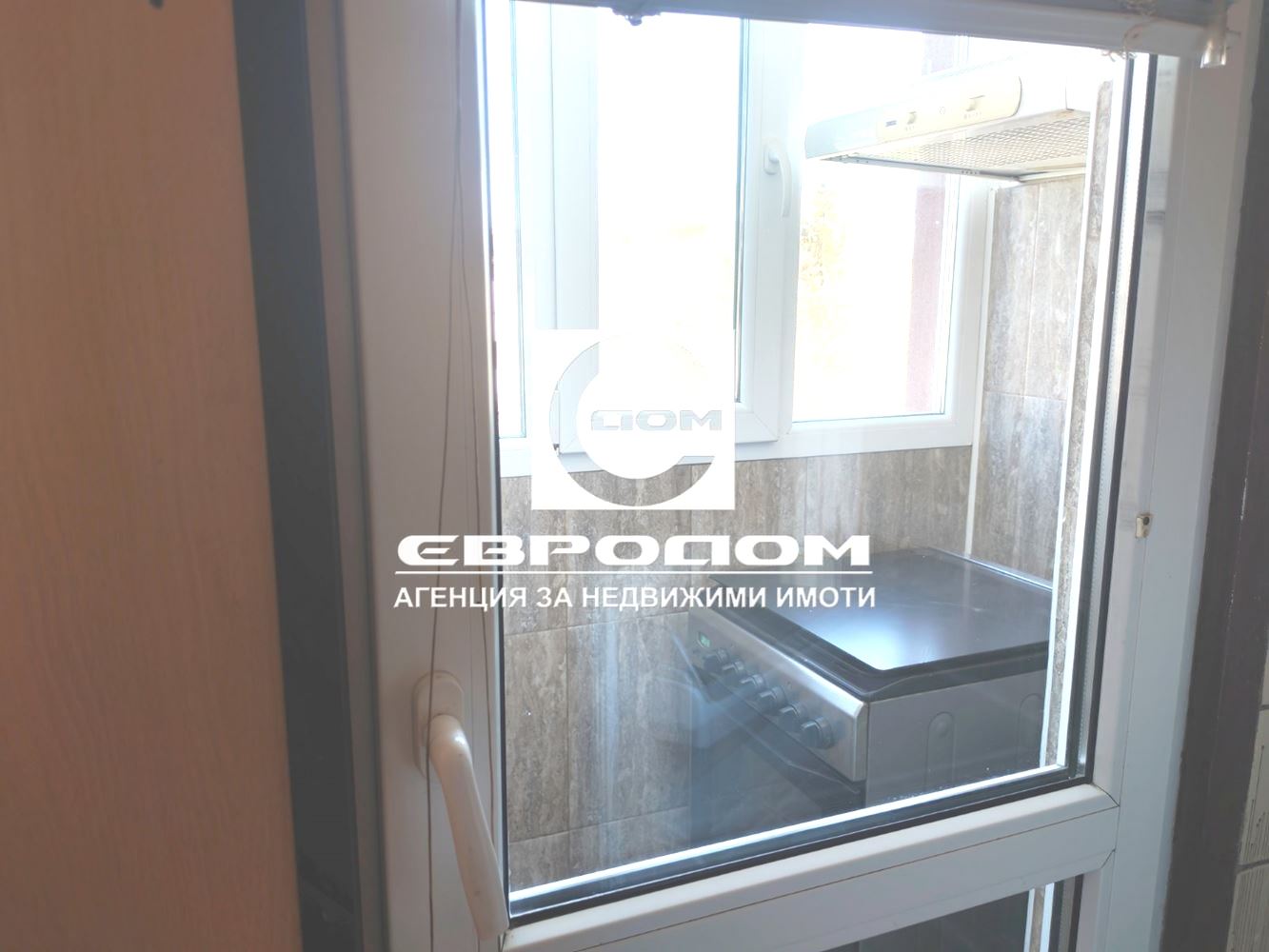 Тристаен до Мол Галерия - 0