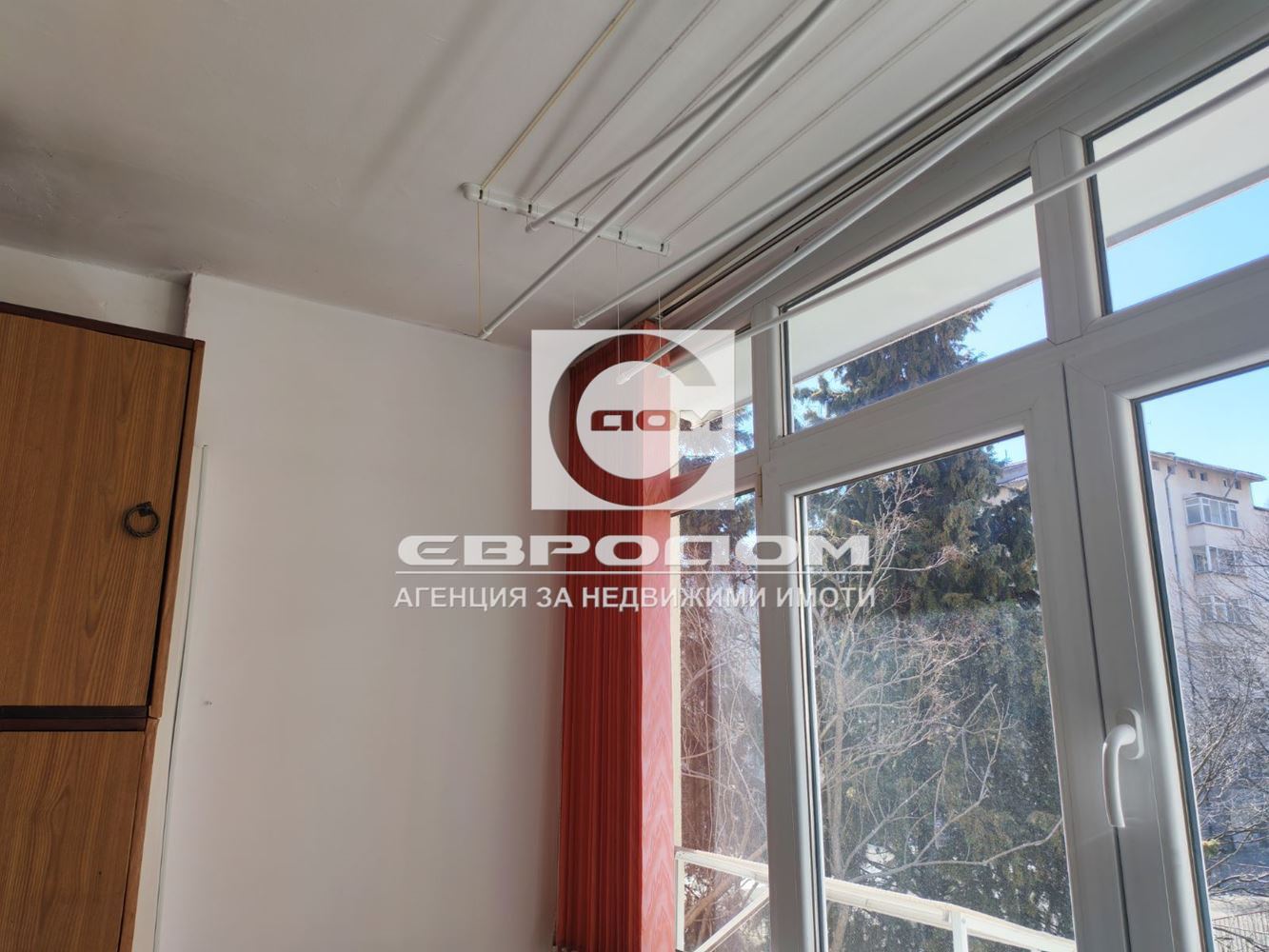 Тристаен до Мол Галерия - 0