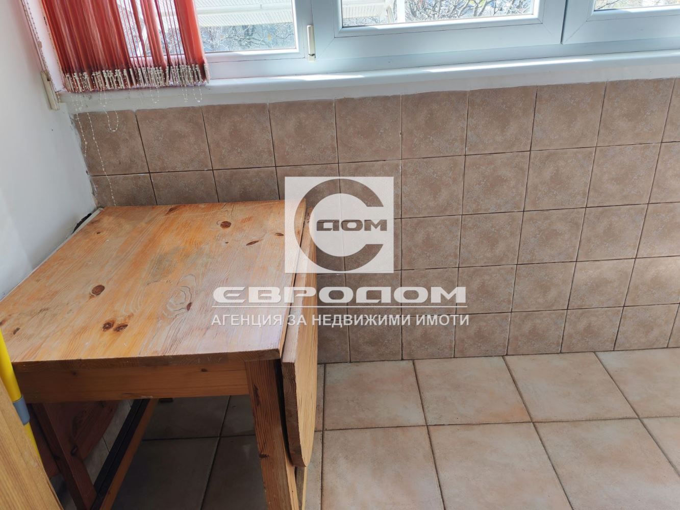 Тристаен до Мол Галерия - 0