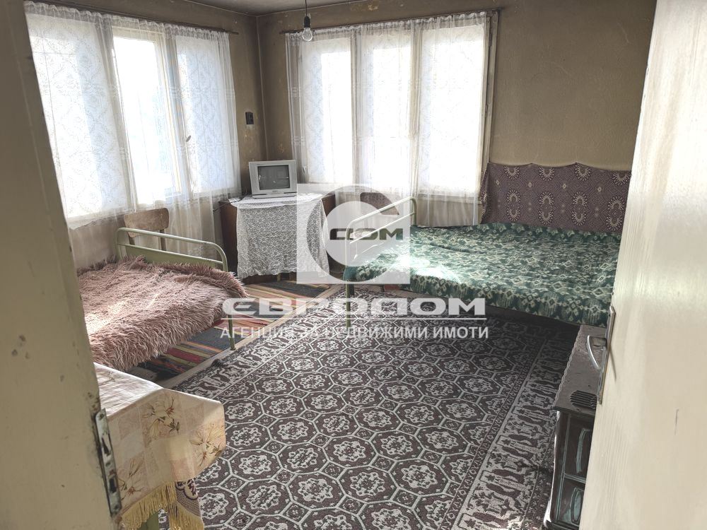 Продава се стабилна къща с голям двор в с. Горно Ботево - 0