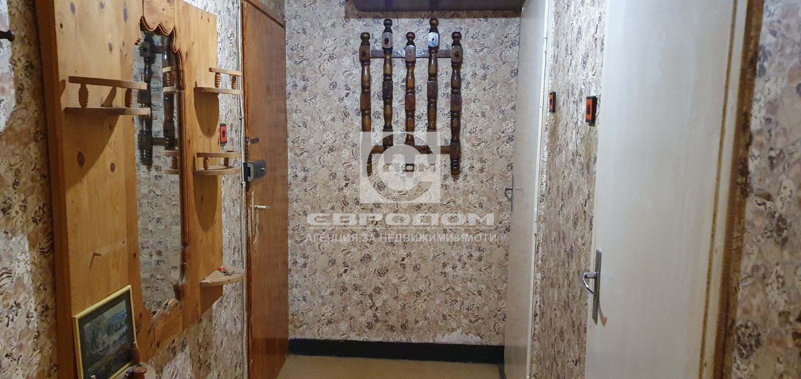 Три с кухня в тухлен блок, Крайречен - 0