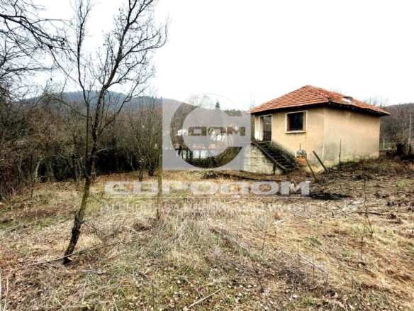 Продавам дворно място с къща в с. Остра могила, обл. Стара Загора - 0