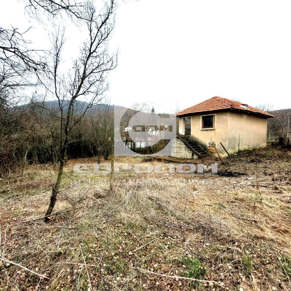 Продавам дворно място с къща в с. Остра могила, обл. Стара Загора - 0