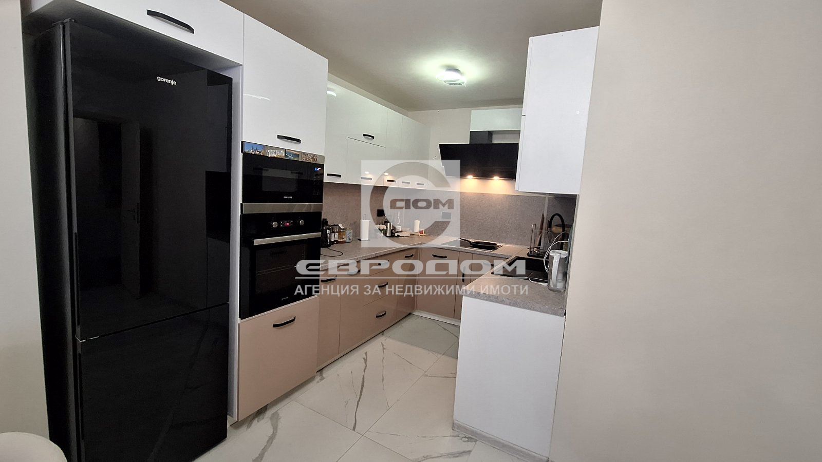 Обзаведен тристаен апартамент до Медицински факултет - 0