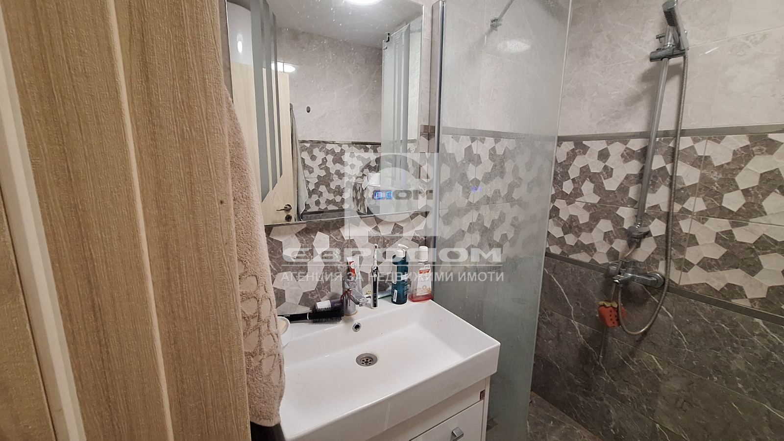 Обзаведен тристаен апартамент до Медицински факултет - 0