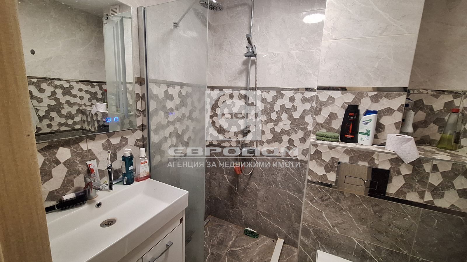 Обзаведен тристаен апартамент до Медицински факултет - 0