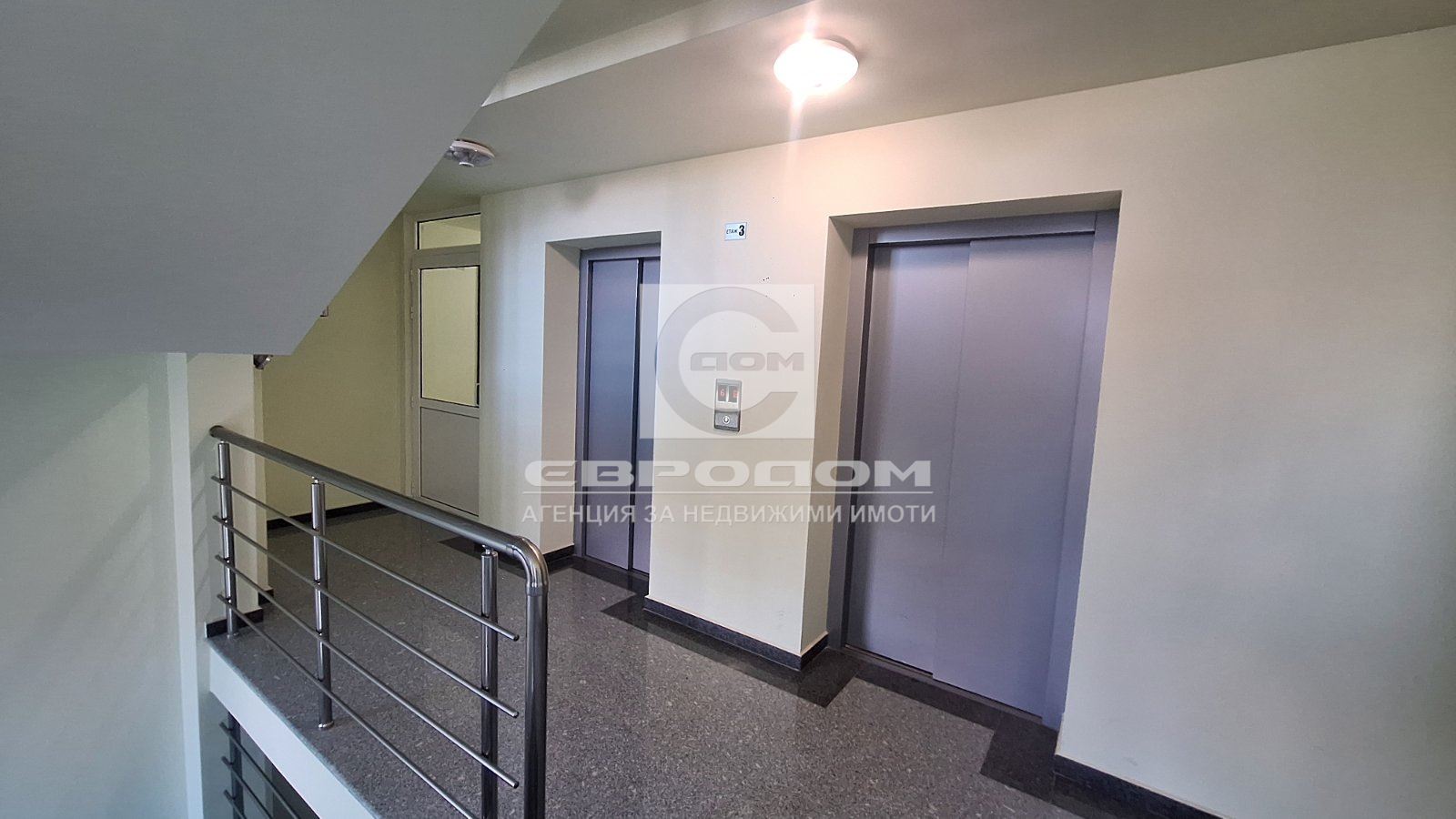 Обзаведен тристаен апартамент до Медицински факултет - 0