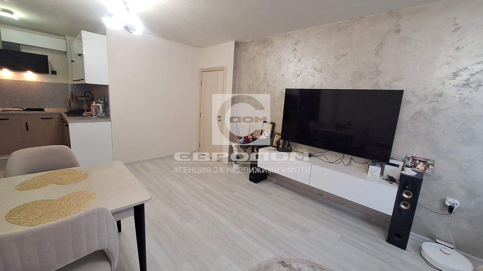 Обзаведен тристаен апартамент до Медицински факултет - 0