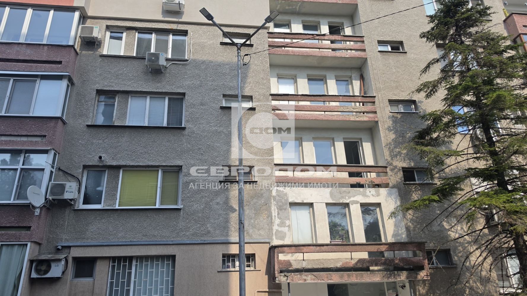 Продавам многостаен, тухлен в района под Жабките - 0