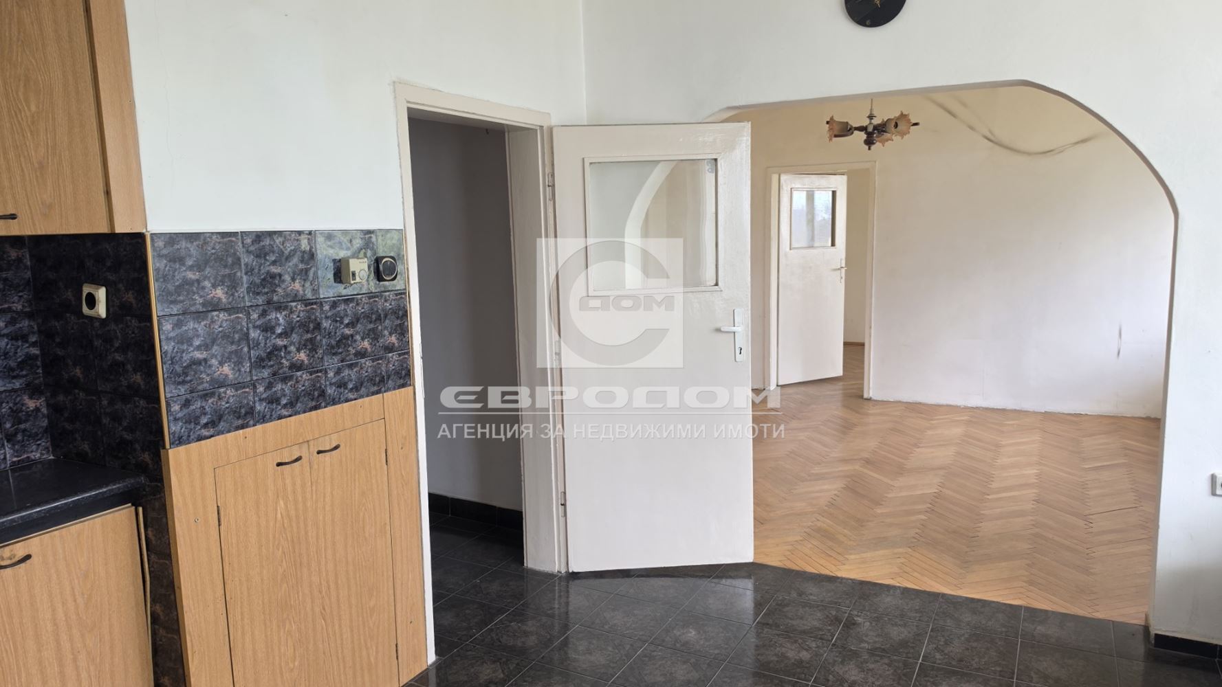 Продавам монолитен, 4- стаен, Ремиза - 0