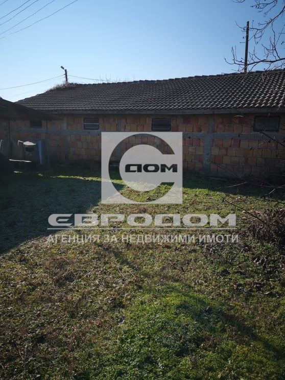 Сграда с двор, с. Могила Сграда с двор, с. Могила